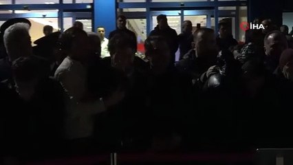 Yürekleri sızlatan anlar! Şehidin eşi ayakta durmakta güçlük çekti