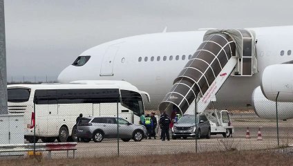 Download Video: Avião com passageiros da Índia retido na França decola rumo a Mumbai