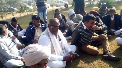 चोरियों से परेशान ग्रामीणों ने पुलिस थाने पर लगाया धरना