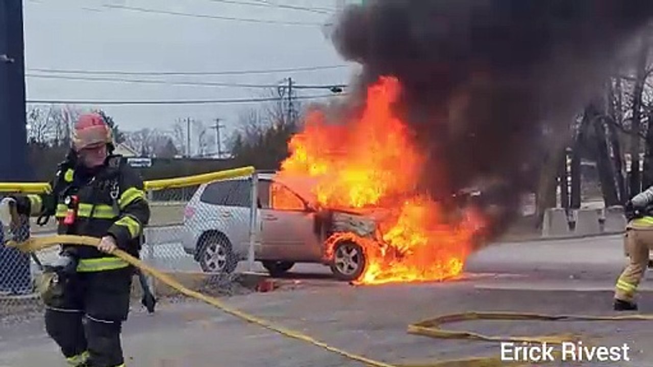 Véhicule en feu à Delson (Le Reflet - Erick Rivest)