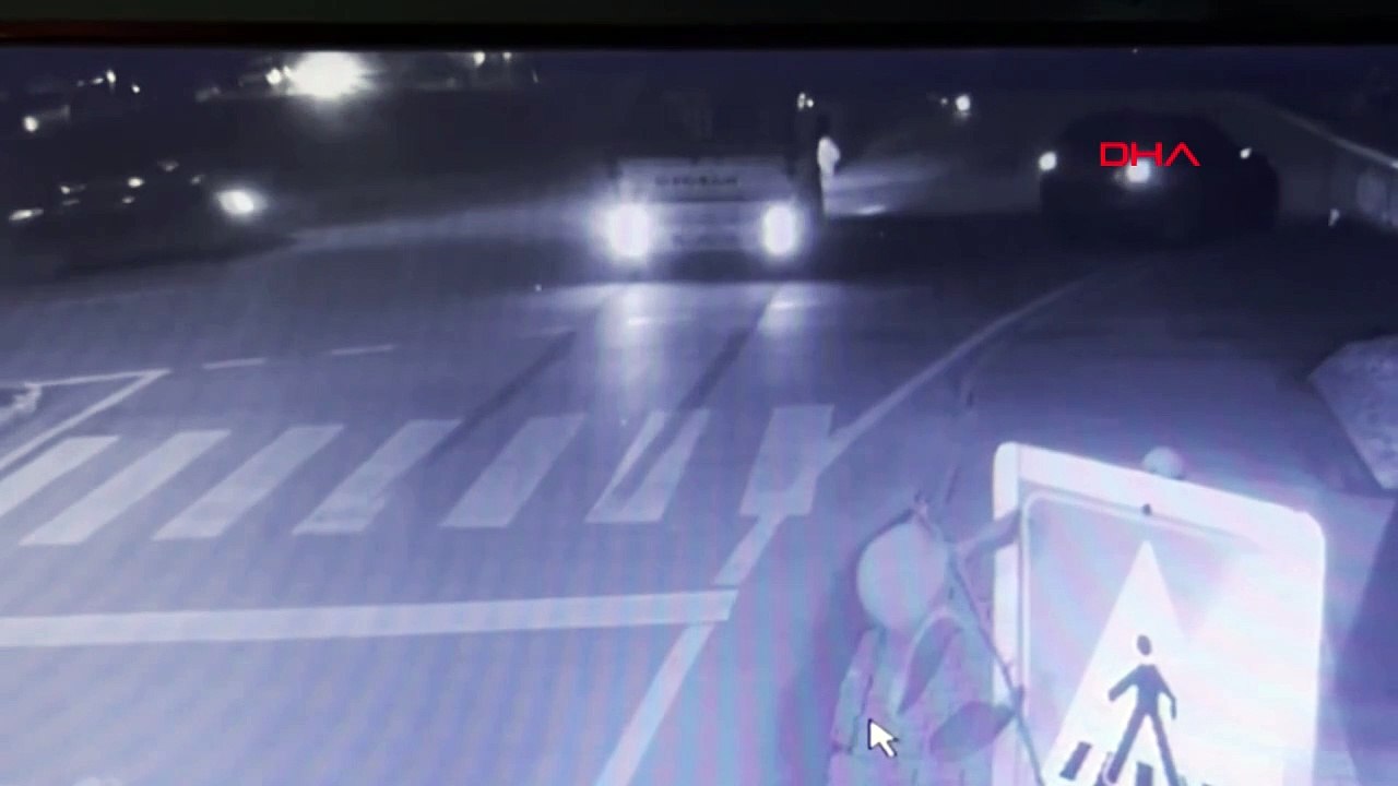 Kamyonetin çarptığı iki motosikletlinin yaralandığı kaza kamerada!