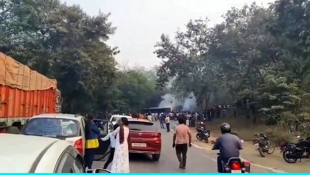 दो ट्रकों में टक्कर के बाद लगी आग, जिंदा जला चालक, 21 सेकंड का वीडियो वायरल