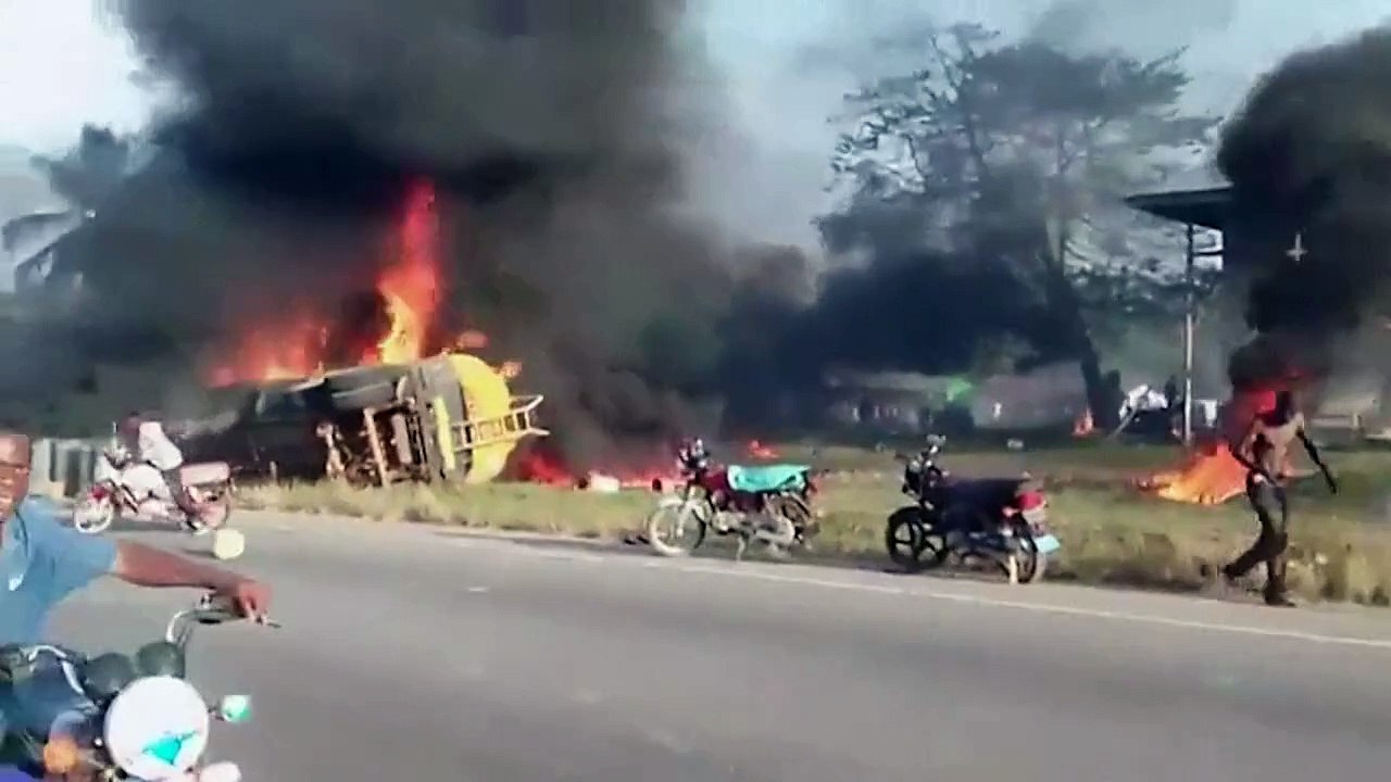 أربعون قتيلا في انفجار شاحنة صهريج للوقود في لي...