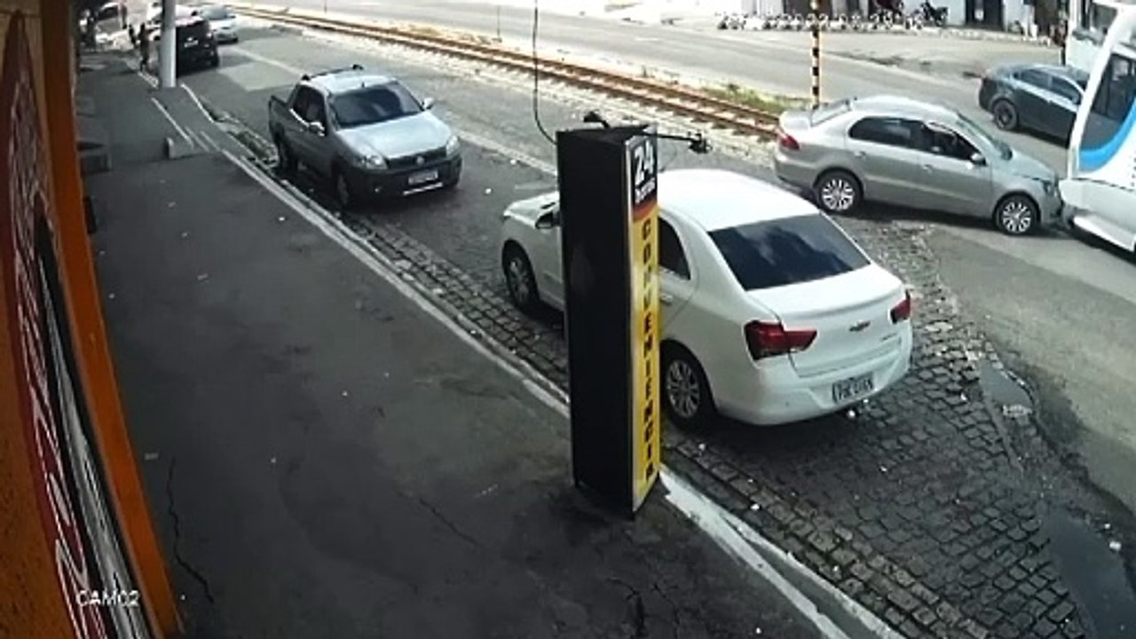 Carro é atingido por trem após estancar em linha férrea