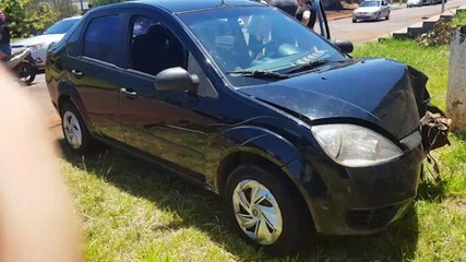 Kangoo e Fiesta colidem na Rua Barawanas no Bairro Santa Cruz
