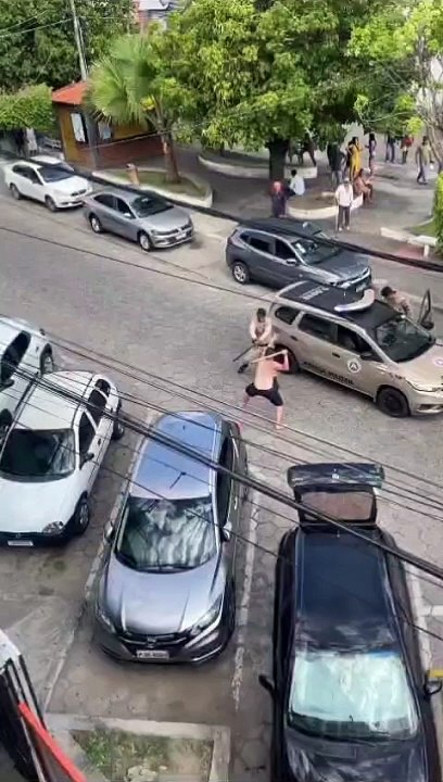 Homem agride policiais a pauladas após matar a própria tia