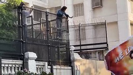 Shah Rukh Khan ने कुछ इस अंदाज़ में अपने फैन्स से की मुलाकात