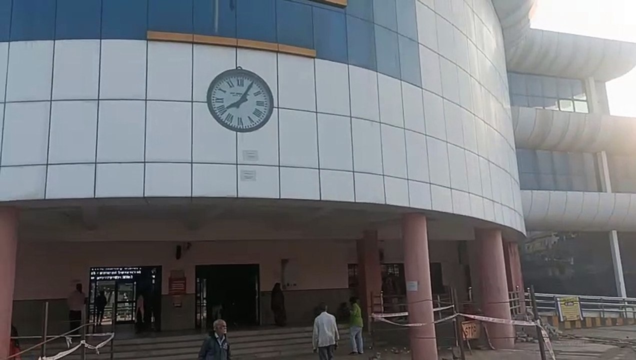 Video: रेलवे स्टेशन की मुख्य घड़ी फिर हुई खराब ,चार दिन से बता रही यह समय