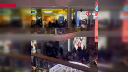 Öldürülen Filistinli çocukların isminin yazdığı broşürler AVM’nin üst katından aşağı bırakıldı