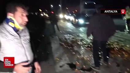 Antalya'da kırmızı ışıkta duran mandalina yüklü kamyona tır çarptı