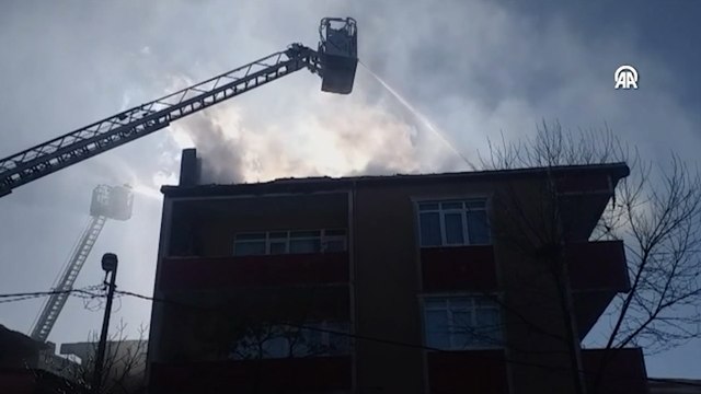 Sultanbeyli'de 3 katlı binanın çatısında çıkan yangın söndürüldü