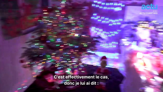Il construit la maison du Grinch dans son jardin pour Noël