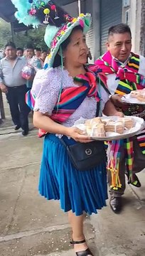 Padrinos de boda en Sucre regalan Bs 200.000 a los novios