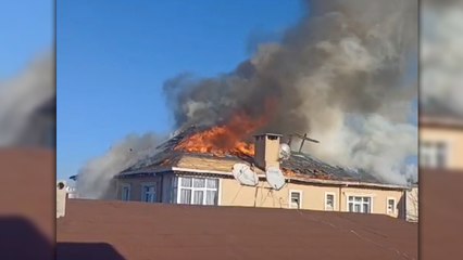 Sultanbeyli'de 3 katlı binanın çatısı alev alev yandı