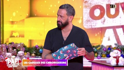 Les chroniqueurs offrent leurs cadeaux à Cyril Hanouna  !