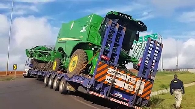 Caminhão carregado com maquinário sai da pista e deixa Trevo Cataratas parcialmente interditado