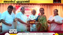 കോടിയേരി ബാലകൃഷ്ണൻ സ്മാരക പുരസ്‌കാരം ഷിദ ജഗത് ഏറ്റുവാങ്ങി