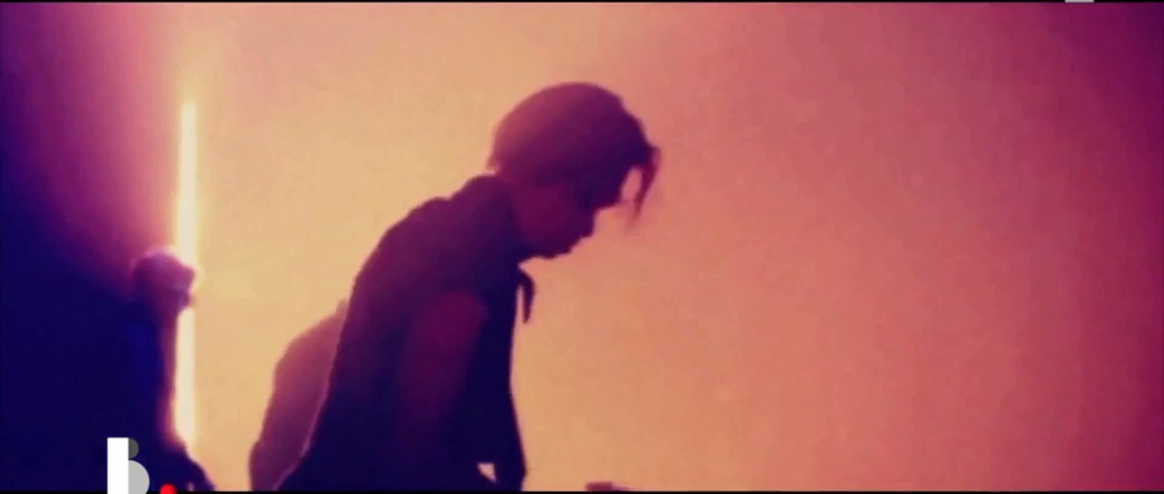 Etienne Daho chante son tube "Epaule tattoo" en live