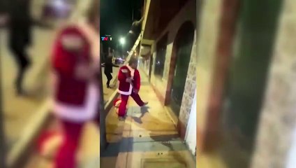 Papai Noel da Polícia arromba casa e prende traficantes
