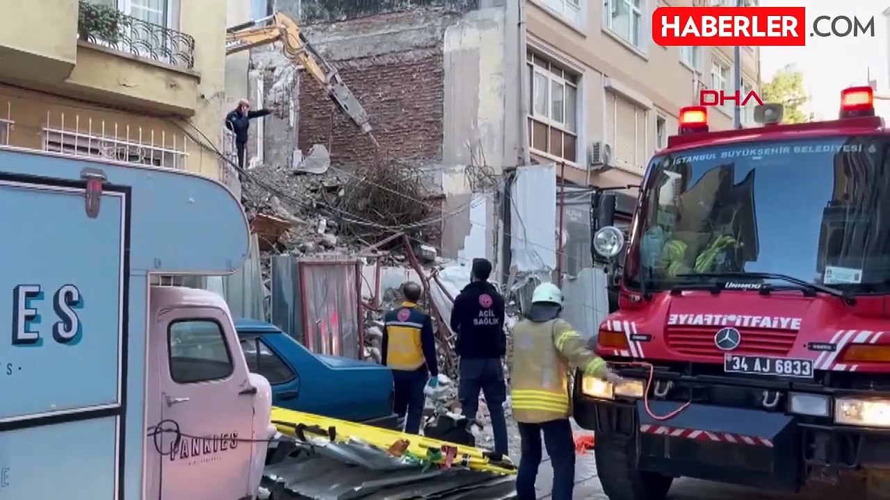Kadıköy'de yıkım esnasında binada çökme meydana geldi! Enkaz altında kalan işçiyi kurtarma çalışmaları sürüyor