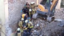 Kadıköy'de yıkım sırasında bina çöktü!  İşçi, molozların altında kaldı