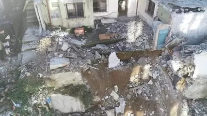 Eyüpsultan'da boşaltılan binanın beton parçaları çocuk parkına düştü