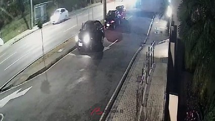 Download Video: Suspeito de roubar carro à mão armada morre baleado por PM em Curitiba; vídeo mostra assalto