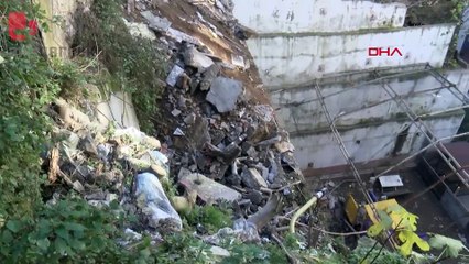 Boşaltılan binanın bir bölümü çocuk parkına çöktü