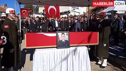 Kız kardeşi ağabeyini merasim kılıcı ile uğurladı