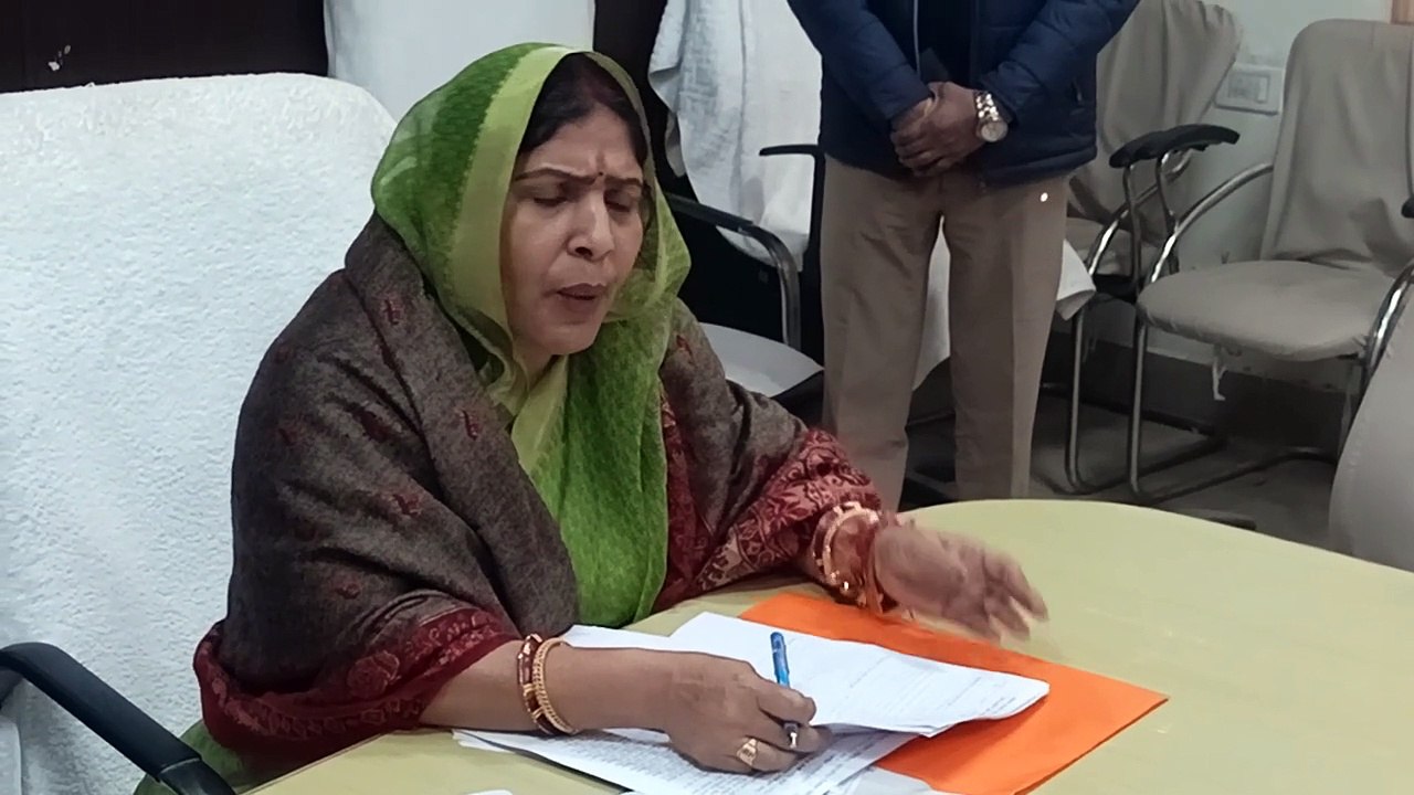अफसरों पर भडक़ी सांसद...बहुत हो चुका अब तक