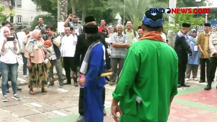 Descargar video: Puluhan Pasangan Ikuti Nikah Massal Gratis Bernuansa Adat Betawi di Tanah Abang