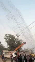 तोड़ी मुख्य पाइप लाइन, 50 फीट ऊंचा गया फव्वारा, हजारों गैलन पानी व्यर्थ बहा