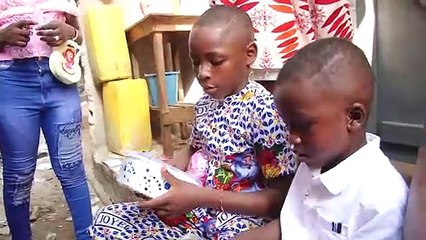 Des familles jubilent pendant la fête de Noël