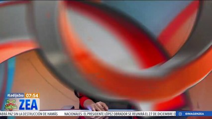 Artista hace escultura de Santa Claus con arena y cebollas