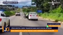 Vídeo mostra carro transportando moto em seu interior com as portas abertas em rodovia goiana