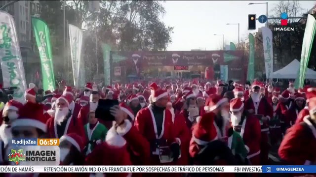 Miles corren vestidos de Santa Claus en Madrid por una buena causa