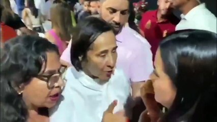 Prefeita 'expulsa' vereadora de palanque durante evento na cidade; veja vídeo