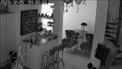 VÍDEO: bandido arromba salão de beleza em pleno Natal na Avenida Joana Angélica