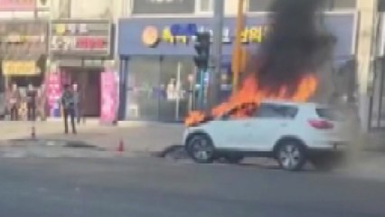 SUV가 승용차와 충돌 뒤 불...10분 만에 꺼져 / YTN