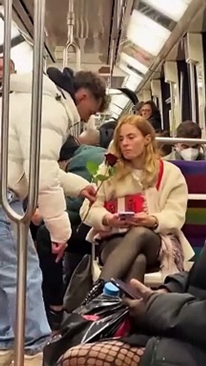 J’OFFRE UNE ROSE DANS LE MÉTRO