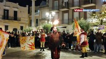 Andria celebra il compleanno di Federico II con falconieri, sbandieratori e l'imperatore a Cavallo - video da piazza Duomo