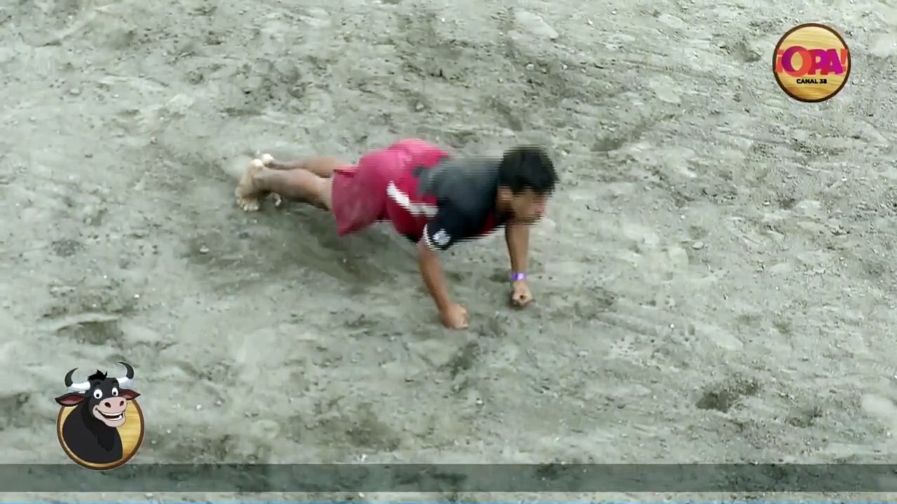 Haciendo lagartijas en el redondel de Zapote