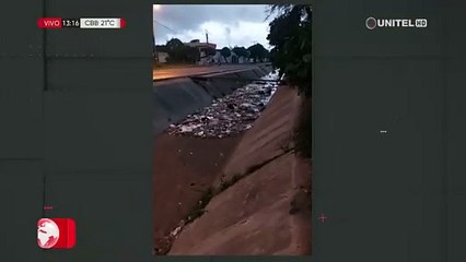 Denuncian un 'turbión de basura' en el canal Guapilo por la lluvia de este martes
