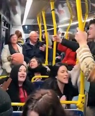 Des inconnus reprennent à l'unisson la célèbre chanson "Last Christmas" de Wham dans un bus à Dublin