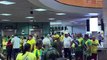 Bolsonaristas aguardam ex-presidente Bolsonaro no aeroporto Zumbi dos Palmares