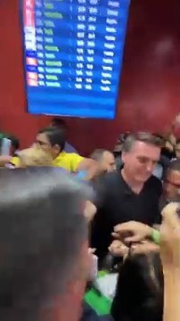 Bolsonaro é recebido com festa por apoiadores no aeroporto em Maceió