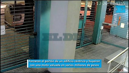 Forzaron el portón de un edificio céntrico y huyeron con una moto valuada en varios millones de pesos