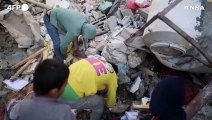 Gaza, palestinesi tra le macerie di una casa distrutta