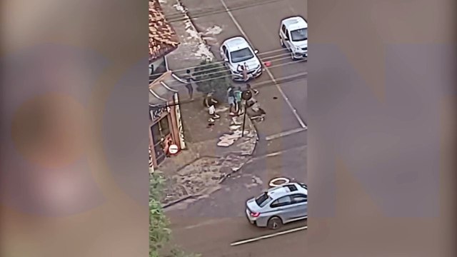 Round 2: homens usam paus e facas em briga na Rua Osvaldo Cruz