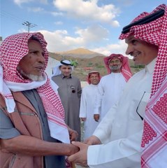 شاهد.. معلّم سعودي يعود لمقابلة طلابه بعد 30 عامًا ويقفون في طابور الصباح مجددًا!